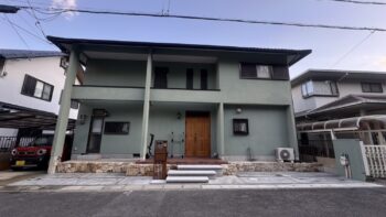 【施工事例】玄関前の塀を撤去し、明るく開放的な駐車スペースへ